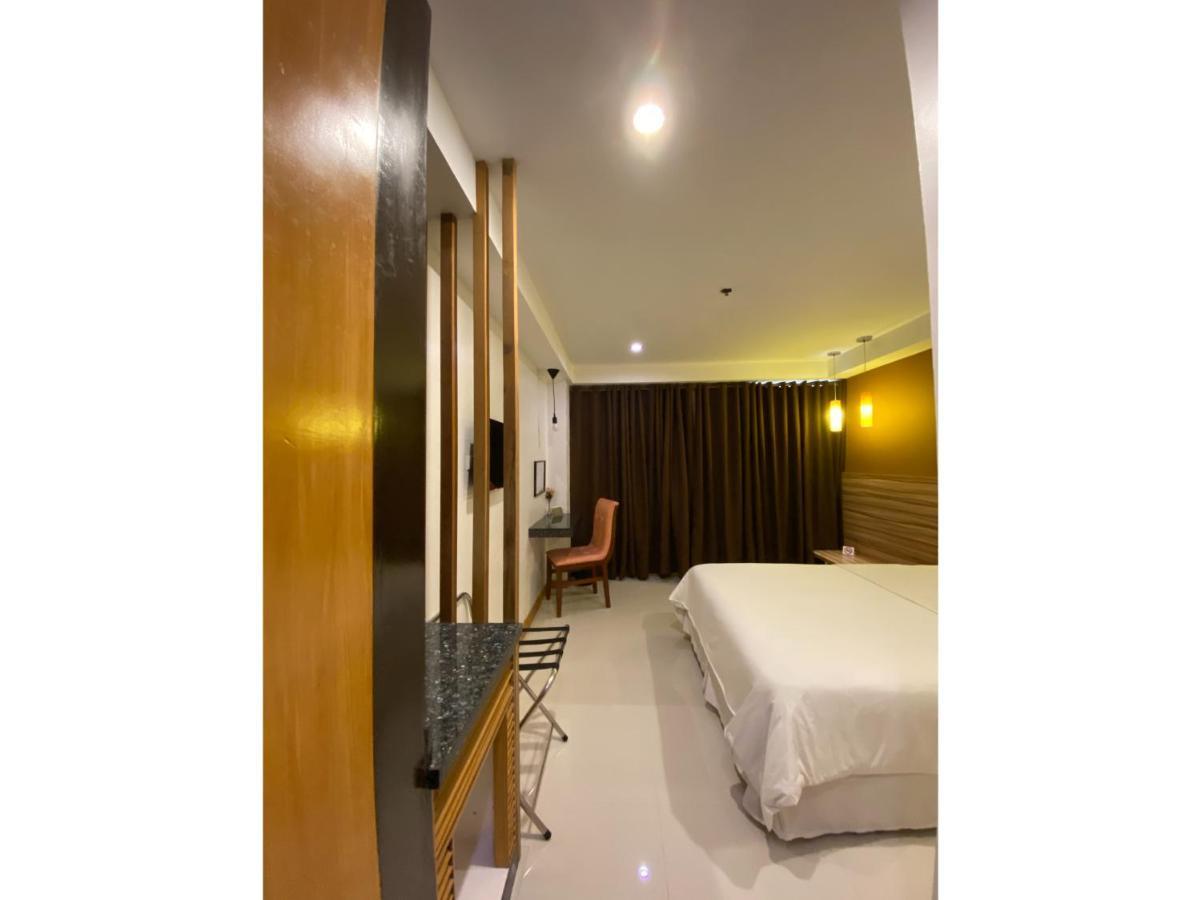 Capital O 820 Guijo Suites Makati Manila Exterior photo